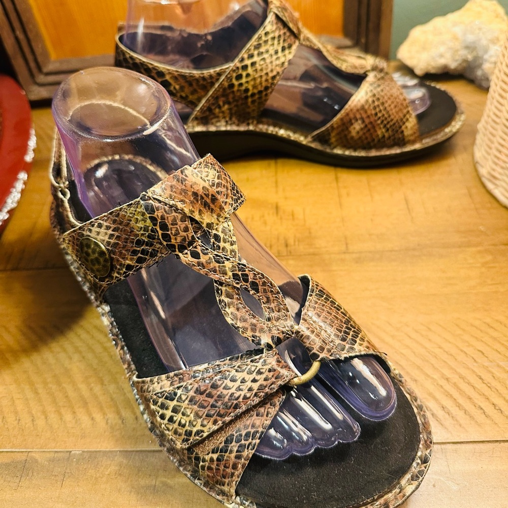 New Balance Aravon Collette AR Snakeskin Print T-Strap Sandals shoes Womens SZ 7